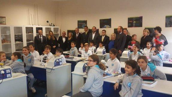 Kadıköy Ali Haydar Ersoy Ortaokulunda Bilimin Kanatları Projesi Kapsamında Yenilenen Fen Laboratuvarının Açılışı Gerçekleştirildi.