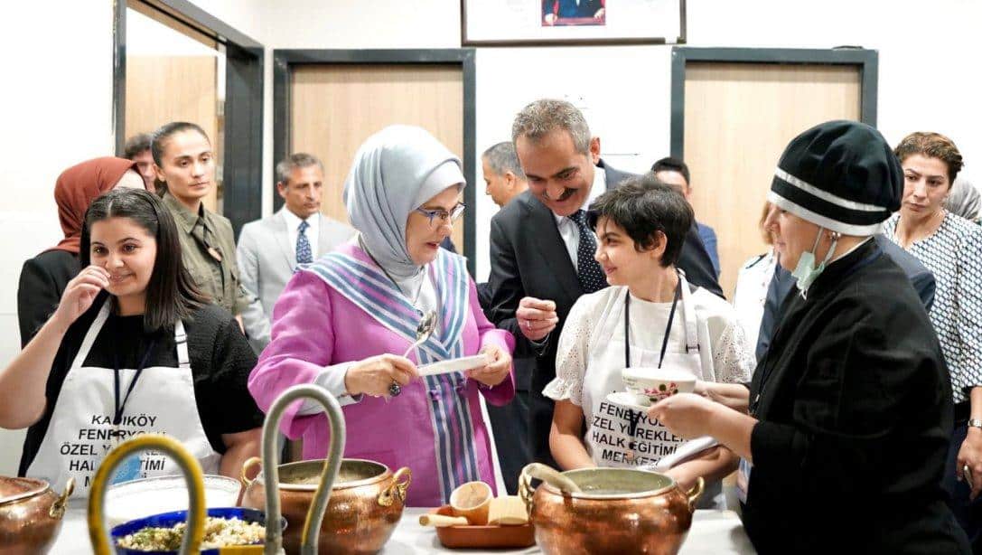 Emine Erdoğan Hanımefendi ve Millî Eğitim Bakanımız Mahmut Özer; Feneryolu Özel Yürekler Halk Eğitimi Merkezini Ziyaret Etti.