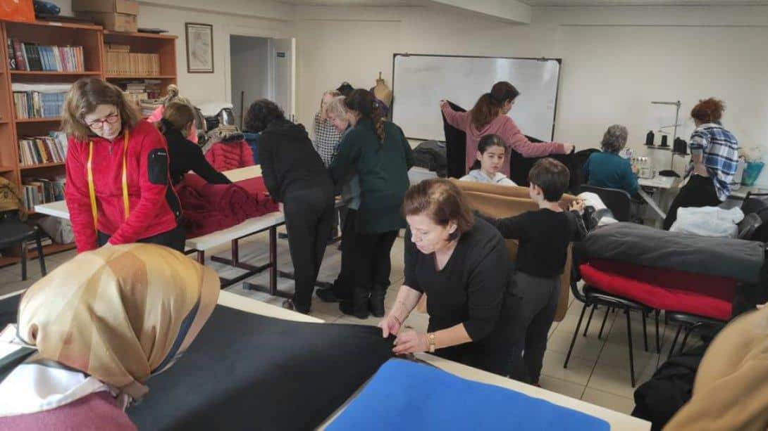 Kadıköy Halk Eğitimi Merkezi Depremzedelere Gönderilmek Üzere Polar Battaniyeler Hazırlıyor.