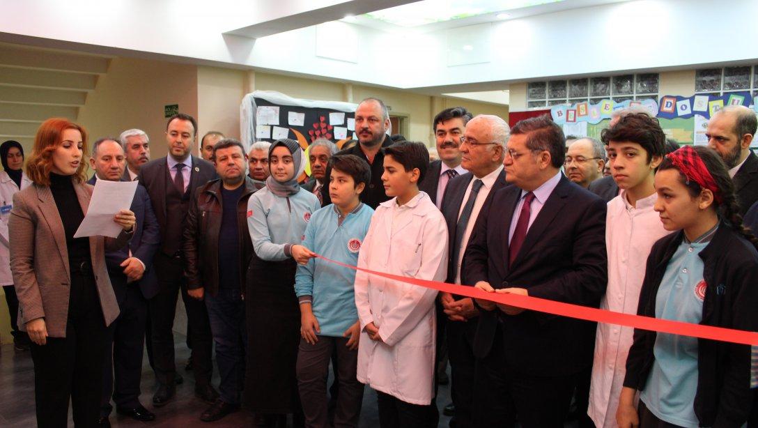 Kadıköy Mehmet Akif İmam Hatip Ortaokulunda Bilimin Kanatları Projesi Kapsamında Yenilenen Fen Laboratuvarının Açılışı Gerçekleştirildi.