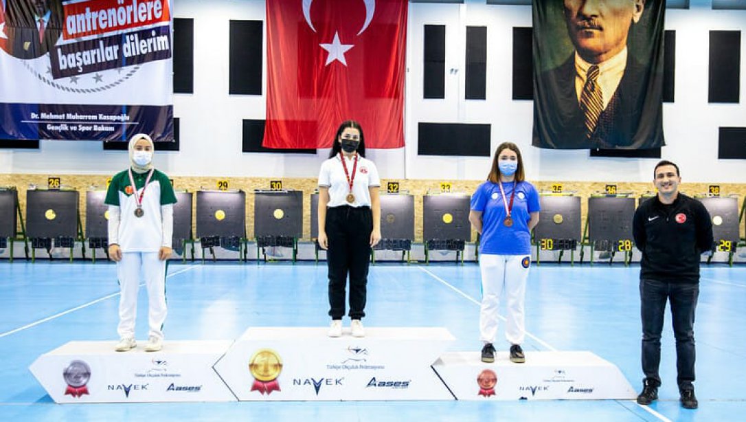 Kadıköy Atatürk Fen Lisesi Öğrencisi Ece Aleyna ÖZTÜRK'ten Okçulukta Büyük Başarı