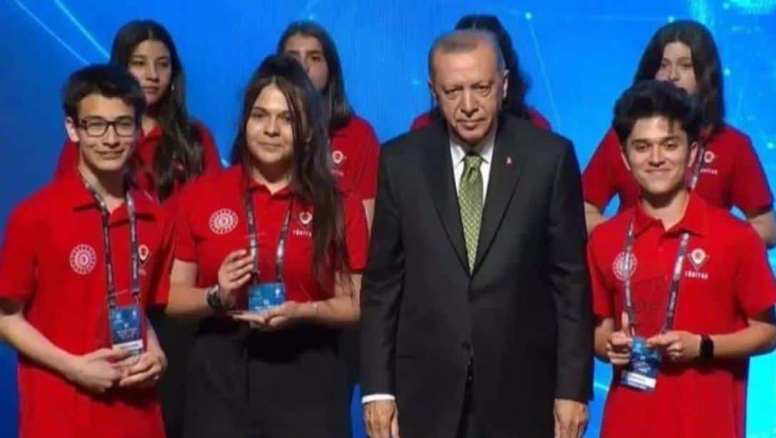 53. TÜBİTAK Lise Öğrencileri Araştırma Projeleri Yarışmasında İstanbul Atatürk Fen Lisesi'nin Büyük Başarısı